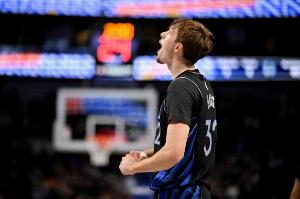 比賽氣質(zhì)越來越好！弗拉格45度角三分線外手起刀落 助隊(duì)追平比分