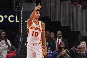 不信這個(gè)邪！里薩謝先空接扣飛 隨后快攻和隊(duì)友傳切完成飛身暴扣