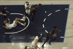 急了！阿爾達(dá)馬倒地一把摟倒弗拉格 裁判回放后給了一級惡犯