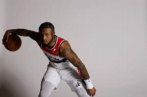 亂戰(zhàn)高手！惠特摩爾半場(chǎng)10分鐘6中5砍下14分5板 罰球3中3