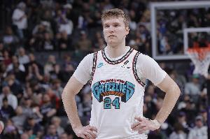 手感火熱！卡姆·斯潘塞三分再中 幫助灰熊占據(jù)主動(dòng)