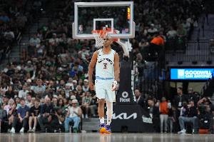 ??保羅生涯至今已出戰(zhàn)1364場(chǎng)常規(guī)賽 NBA現(xiàn)役無(wú)冠球員中最多