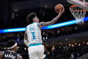 美記：雖然黃蜂不急于交易三球 但他們讓其他隊感覺愿意聽取報價