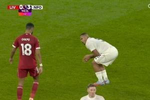 硬漢??森林中衛(wèi)用襠部擋出基耶薩近距離爆射，忍著劇痛堅(jiān)持防守