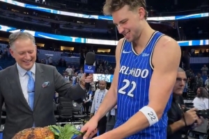 感恩節(jié)降至!小瓦格納賽后在魔術(shù)主場(chǎng)一邊接受采訪一邊切火雞