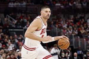 搶6個(gè)前場(chǎng)板！武切維奇半場(chǎng)12中6拿到14分6板1助