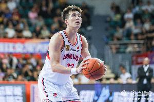 媒體人:郭艾倫負(fù)重深蹲成績20個(gè) 滿分