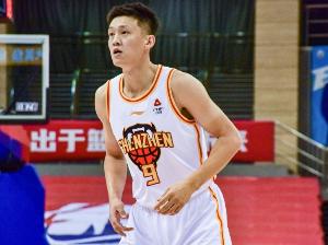 媒體人：周鵬還是老當(dāng)益壯 負(fù)重深蹲24個