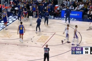 傳射建功！威少助攻克利福德上籃得手 隨后反擊打中轟停掘金