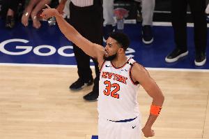 這么輕松嘛？唐斯三分線(xiàn)外突破過(guò)掉薩格斯 起三步換左手劈扣！