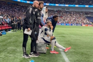 暖心！溫哥華球員沖入場內(nèi)慶祝，穆勒轉(zhuǎn)身擁抱受傷的隊友