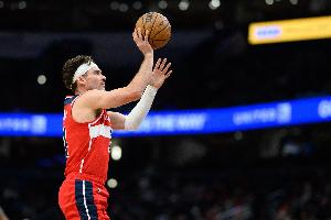 彈無(wú)虛發(fā)！基斯珀特半場(chǎng)5中5拿到15分2助 三分2中2