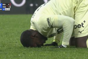 兩年半的等待！博格巴時隔811天重返賽場，終場哨后直接跪在球場