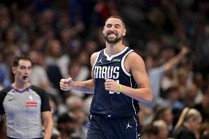 手感火熱！克萊上半場(chǎng)出戰(zhàn)11分鐘 三分6中4砍下14分