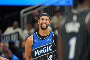 要崩盤了？薩格斯中路突破雙手滑翔暴扣！魔術(shù)領(lǐng)先到18分！