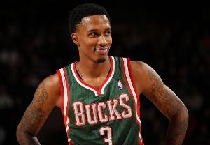 還記得他嗎？雄鹿節(jié)間休息 詹寧斯參與三分大賽勝出