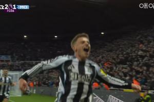 曼城再次丟球！巴恩斯亂戰(zhàn)破門完成雙響，VAR判定不越位