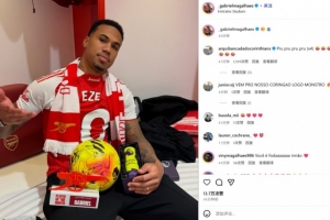 場邊見證隊友戴帽！加布社媒曬身穿埃澤球衣舊照：?????♂?