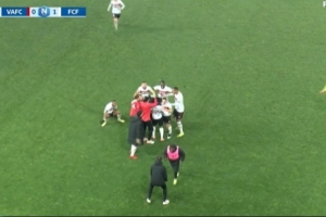 這球真帥！法丙球員35米迎球怒射，皮球直掛死角