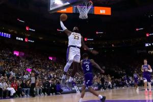 這41了？東契奇后場長傳 詹姆斯快下迎著喬治單臂招牌戰(zhàn)斧暴扣