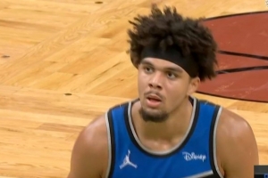 何方神圣！龐達(dá)突破過(guò)掉米諾特雙手暴扣2+1 單節(jié)5中5砍13分！