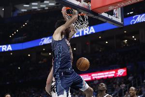 球隊(duì)托底能力太強(qiáng)！霍姆格倫8中2得5分9板4助3帽 三分3中0