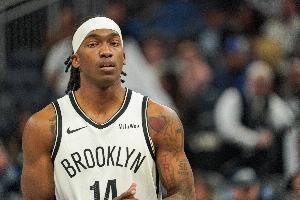 加餐？場(chǎng)邊球迷爆米花被球砸翻 曼恩趁機(jī)去抓了兩顆塞嘴里