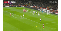 可惜！薩卡任意球直接攻門，皮球略微高出球門