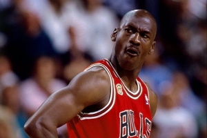 34年前的今天：喬丹罰球線調(diào)戲穆大叔 閉眼罰球空心入網(wǎng)