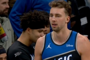 杠上了！杰倫·布朗拽倒小瓦被吹犯規(guī)&抱怨裁判吃T 綠軍挑戰(zhàn)失敗