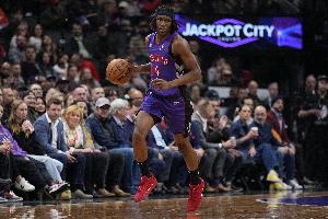 內(nèi)外開(kāi)花！沃爾特起飛雙手暴扣 隨后外線開(kāi)炮三分穿針