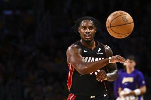 阿德巴約：小米切爾讓球隊(duì)進(jìn)攻變得無比順暢 他清楚自己的定位