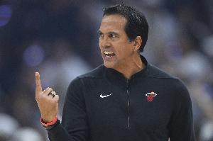 斯波：進(jìn)攻十分流暢實(shí)打?qū)嵱舱虅倮?鮑威爾是極具爆發(fā)力進(jìn)攻天才