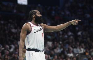 招牌絕技！哈登單打撤步跳投打成2+1