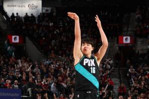 進(jìn)攻端參與感十足！隊(duì)記評(píng)楊瀚森：內(nèi)線對(duì)抗優(yōu)秀+自己還能進(jìn)三分