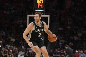 內(nèi)線中流砥柱！科內(nèi)特半場(chǎng)3中3拿到8分4板1帽 正負(fù)值+12