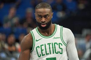 恐怖的核心力量！杰倫·布朗強(qiáng)突空中撞翻奧蘭多·羅賓遜 打成2+1