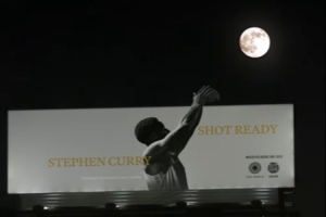 延時攝影！庫里投籃廣告牌和月亮完美角度！形成一個出手投籃弧線