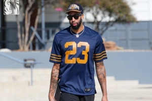 復(fù)出在即？濃眉隨隊(duì)出征客場(chǎng) 未來4連客&第二場(chǎng)將重回洛杉磯