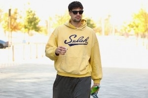 做客俄城！開拓者型男上街LOOK 楊瀚森小粉包搭配灰色運(yùn)動風(fēng)