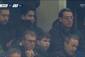 巴黎主席納賽爾現(xiàn)身看臺(tái)，現(xiàn)場觀戰(zhàn)米蘭德比