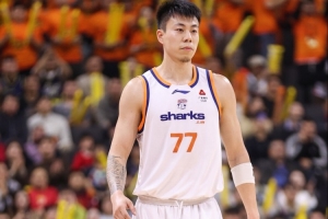 上半場扣爽了！張鎮(zhèn)麟半場4中4拿到8分2板5助3斷 正負值+13