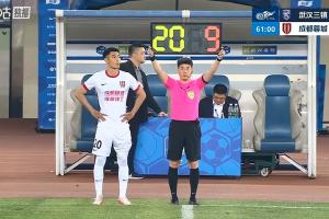 比賽第61分鐘，蓉城換人調(diào)整，王子銘換下費(fèi)利佩