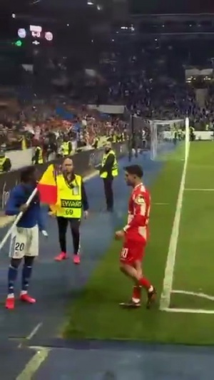 忍不了！白堡前鋒賽后舉角旗桿挑釁，美因茨中場推搡染紅引沖突