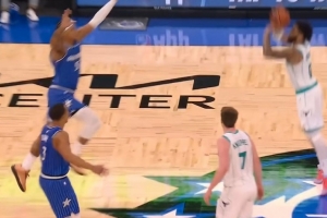 好運(yùn)開始？布里奇斯中線接球直接轟進(jìn)神奇壓哨三分球