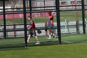 忙里偷閑！孔帕尼和弗羅因德今日訓(xùn)練后組隊(duì)進(jìn)行板式網(wǎng)球雙打比賽