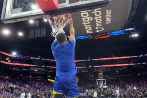 輕松寫意！庫里賽前自拋自接 完成了一個空接背扣