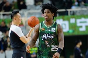 直播吧：北京隊曾給K·戴維斯開出月薪15萬美元的優(yōu)質(zhì)合同