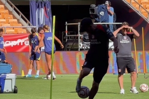 寶刀不老！西蒙尼國王杯賽前訓(xùn)練顛球秀腳法