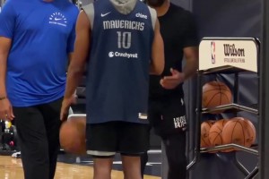 歐文即使受傷也在默默地為球隊復(fù)出，訓(xùn)練期間指導(dǎo)隊員??！